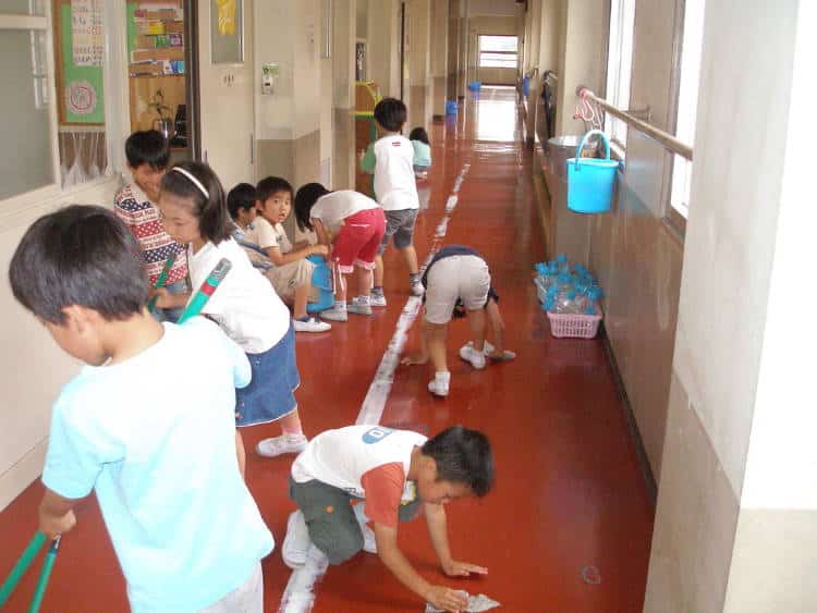 Τα παιδιά στην Ιαπωνία καθαρίζουν τα ίδια το σχολείο τους