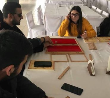 Παιχνίδια για όλους: Μαθητές λυκείου στην Κύπρο κατασκεύασαν τάβλι για άτομα με προβλήματα όρασης