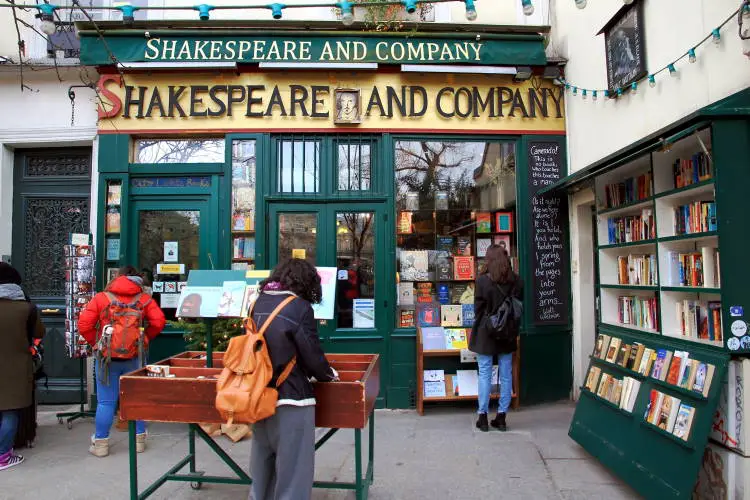 Shakespeare & Company: Τo θρυλικό παριζιάνικο βιβλιοπωλείο όπου οι επισκέπτες μπορούν να κοιμηθούν (Φωτογραφίες)