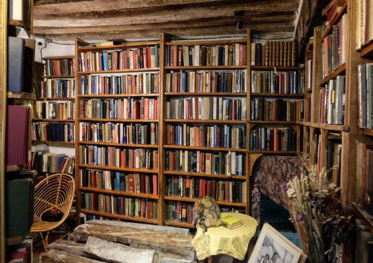 Shakespeare & Company: Τo θρυλικό παριζιάνικο βιβλιοπωλείο όπου οι επισκέπτες μπορούν να κοιμηθούν (Φωτογραφίες)