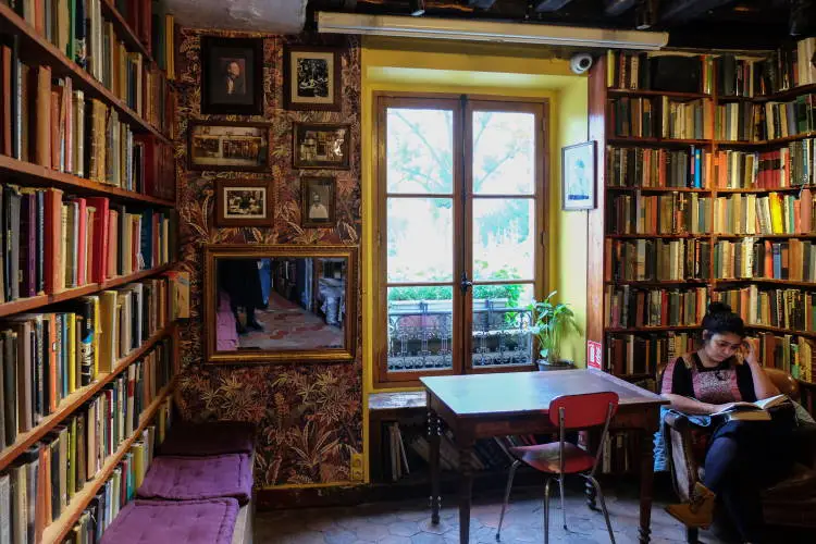 Shakespeare & Company: Τo θρυλικό παριζιάνικο βιβλιοπωλείο όπου οι επισκέπτες μπορούν να κοιμηθούν (Φωτογραφίες)