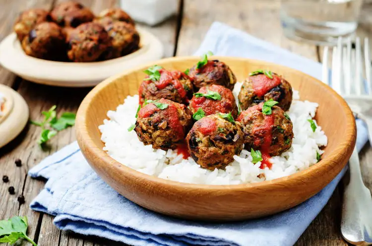 Συνταγή: Χορταστικά vegan μπιφτέκια από μελιτζάνα και μανιτάρια