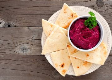 Συνταγή: Σπιτικό χούμους παντζαριών με ψητές πίτες