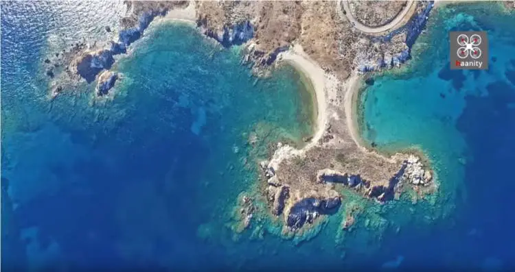 Το τιρκουάζ ακρωτήρι απέναντι από την Αττική που μοιάζει με επίγειο παράδεισο (Βίντεο)