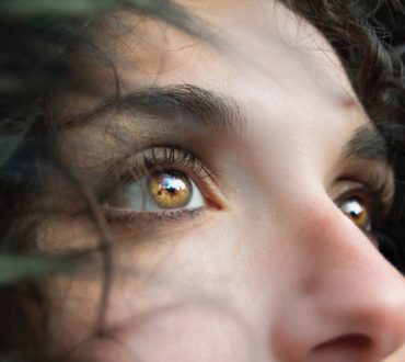 4 φυσικοί τρόποι να μειώσουμε τους μαύρους κύκλους κάτω από τα μάτια