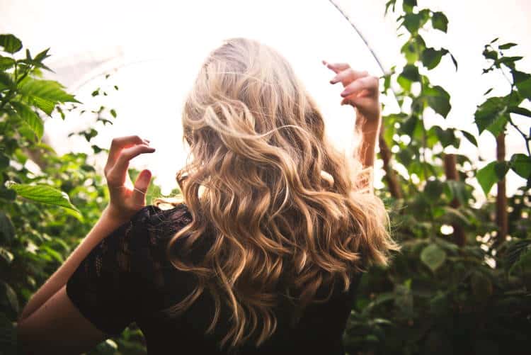 Τα 7 καλύτερα αιθέρια έλαια που βοηθούν στη φροντίδα των μαλλιών