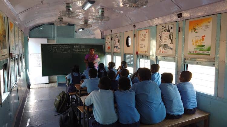 Ινδία: Μαθητές επέστρεψαν στα θρανία όταν το σχολείο τους μεταφέρθηκε σε παλιά βαγόνια τρένου