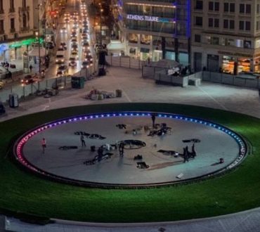 Η νέα πλατεία Ομόνοιας εντυπωσιάζει σε μια νυχτερινή της λήψη