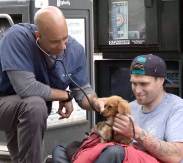 Καλιφόρνια: Κτηνίατρος εξετάζει και θεραπεύει δωρεάν τα κατοικίδια των αστέγων