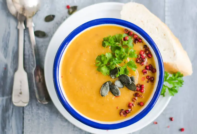 Συνταγή: Θρεπτική, κρεμώδης vegan σούπα από γλυκοπατάτα