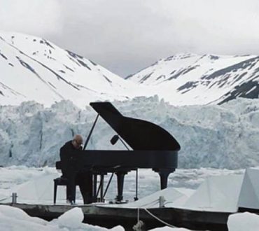 «Ελεγεία για την Αρκτική»: Πιανίστας δίνει παράσταση για το περιβάλλον στον Αρκτικό Ωκεανό! (βίντεο)