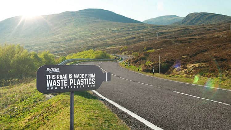 Σκωτία: Εταιρία μετατρέπει πλαστικά μπουκάλια σε άσφαλτο που αντέχει 3 φορές περισσότερο από την κανονική