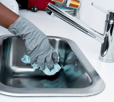 Πώς να καθαρίσουμε αποτελεσματικά το σπίτι μας, εξουδετερώνοντας ιούς και μικρόβια