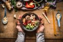 9 συχνά λάθη στη μαγειρική που κάνουν το φαγητό μας ανθυγιεινό