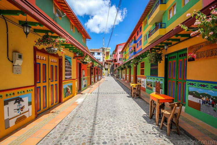 Η πιο πολύχρωμη πόλη του κόσμου βρίσκεται στην Κολομβία (Φωτογραφίες)
