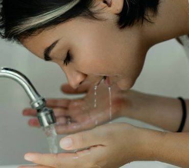 Πόσο συχνά χρειάζεται να πλένουμε το πρόσωπό μας; 5 βασικοί παράγοντες