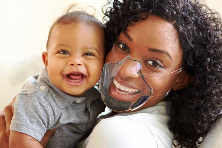 Η πρώτη διαφανής μάσκα που δείχνει το χαμόγελό μας ενώ παράλληλα μας προστατεύει
