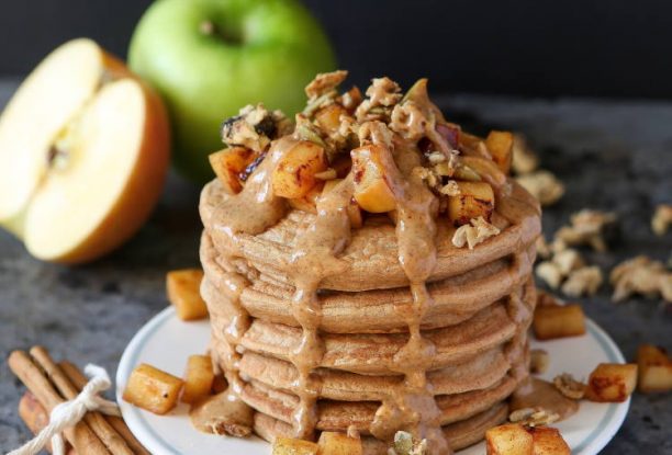 Συνταγή: Vegan pancakes με κανέλα και μήλα σε μόνο 10 λεπτά!