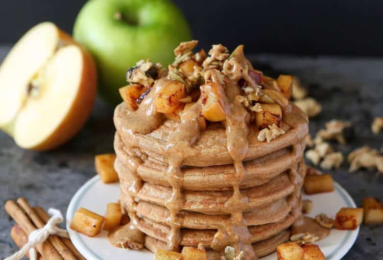 Συνταγή: Vegan pancakes με κανέλα και μήλα σε μόνο 10 λεπτά