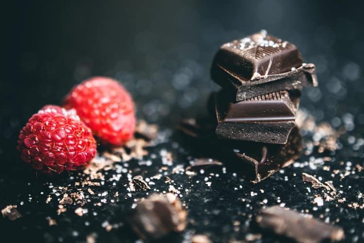 Συνταγή για να φτιάξουμε μαύρη σοκολάτα στο σπίτι