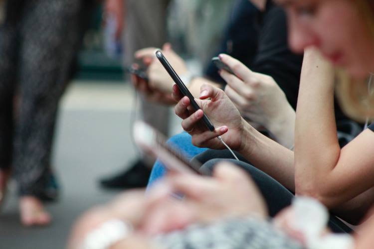 5 τρόποι με τους οποίους το κινητό τηλέφωνο βλάπτει τις σχέσεις μας