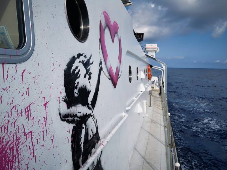 Ο Bansky έστειλε σκάφος για τη διάσωση προσφύγων στη Μεσόγειο