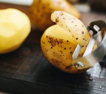 Γλυκοπατάτες vs λευκές πατάτες: Ποια είναι η διατροφική τους αξία και ποιες οι διαφορές τους