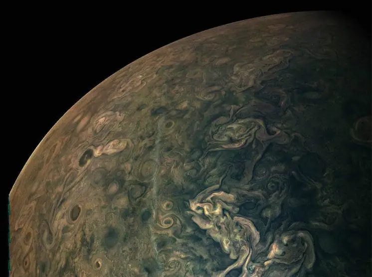 NASA: Μαγευτικές φωτογραφίες του πλανήτη Δία μοιάζουν με πίνακες ζωγραφικής