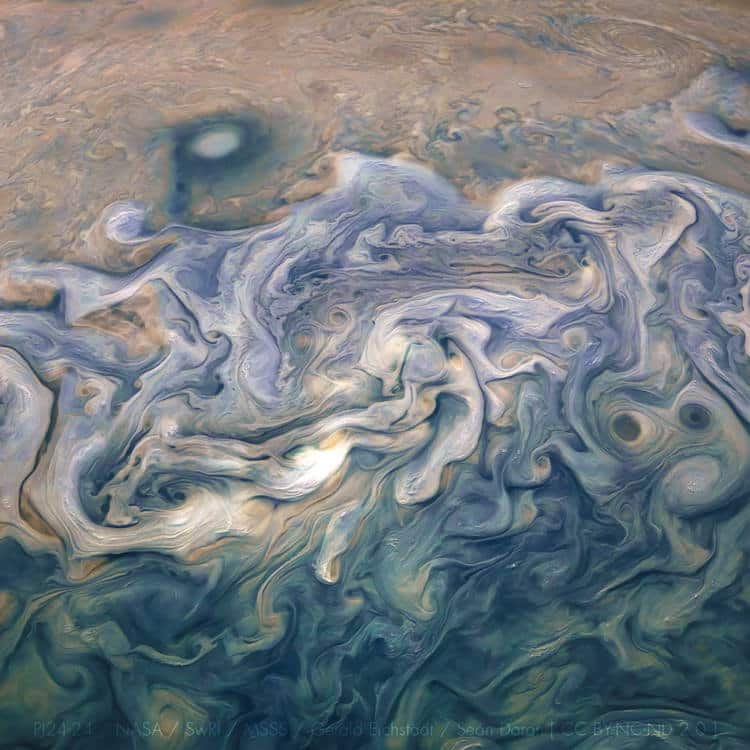 NASA: Μαγευτικές φωτογραφίες του πλανήτη Δία μοιάζουν με πίνακες ζωγραφικής