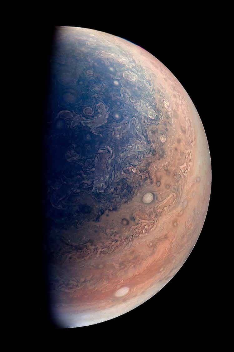 NASA: Μαγευτικές φωτογραφίες του πλανήτη Δία μοιάζουν με πίνακες ζωγραφικής