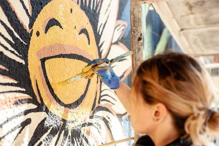 Βαρσοβία: Πολύχρωμη τοιχογραφία απορροφά νέφος και καθαρίζει τον αέρα της περιοχής