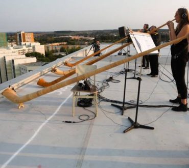 Δρέσδη: Φιλαρμονική έδωσε συναυλία από τις ταράτσες των κτιρίων και γέμισε την πόλη μουσική