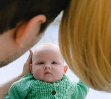 Πώς τα μωρά αντιλαμβάνονται τον κόσμο μέσα από το πρόσωπό μας