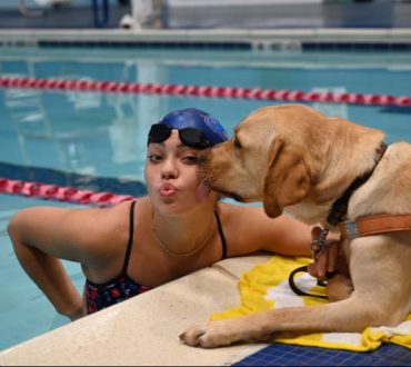 Σκύλος-οδηγός κολυμπά με τυφλή κολυμβήτρια και τη βοηθά να προετοιμαστεί για τους παραολυμπιακούς αγώνες του Τόκυο