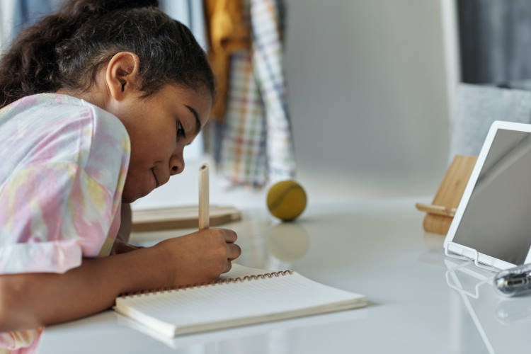 Έρευνα: Τα παιδιά που γράφουν με το χέρι και όχι με το πληκτρολόγιο μαθαίνουν καλύτερα