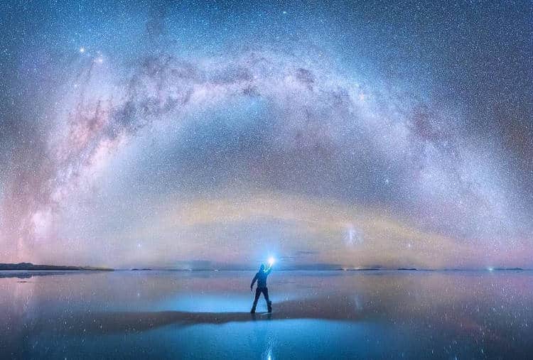 Φωτογράφος συλλαμβάνει με τον φακό του τον γαλαξία μας να καθρεφτίζεται στην μεγαλύτερη αλυκή του κόσμου