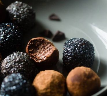 Συνταγή: Υγιεινές τρούφες μαύρης σοκολάτας για την τόνωση της εγκεφαλικής λειτουργίας