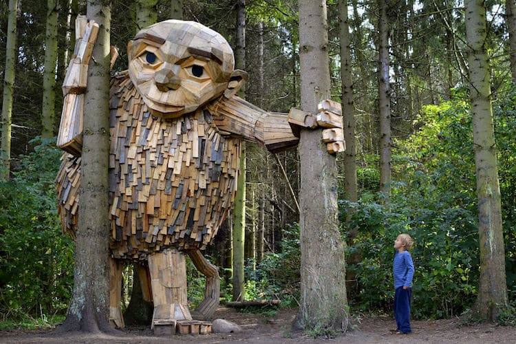 Καλλιτέχνης δημιουργεί τεράστια ξύλινα αγάλματα και τα κρύβει στα δάση της Κοπεγχάγης (Φωτογραφίες)