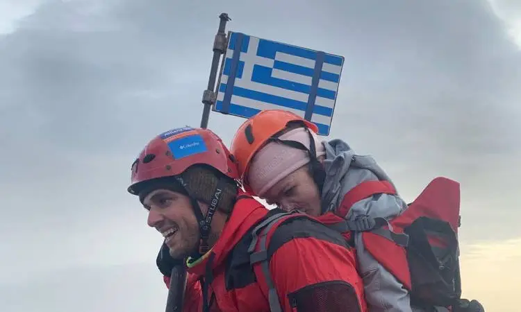 Κορυφή του Ολύμπου: Ο Μάριος έγινε τα πόδια της και εκείνη ένα φωτεινό παράδειγμα για όλους μας!