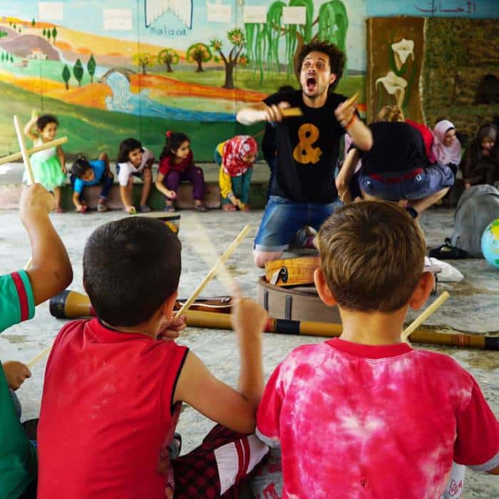 Οι νότες της αλλαγής: Ενδυναμώνοντας τα παιδιά στους προσφυγικούς καταυλισμούς μέσω της μουσικής