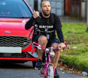 Αγγλία: Αποφασισμένος πατέρας έκανε 320 χιλιόμετρα με το μικρό ποδήλατο της κόρης του για καλό σκοπό