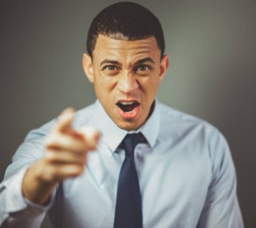 Πώς να διαχειριστούμε κάποιον που μας μιλάει με θυμό ή έντονο ύφος