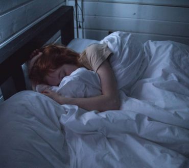 Πώς η στάση ύπνου που προτιμάμε επηρεάζει την υγεία μας