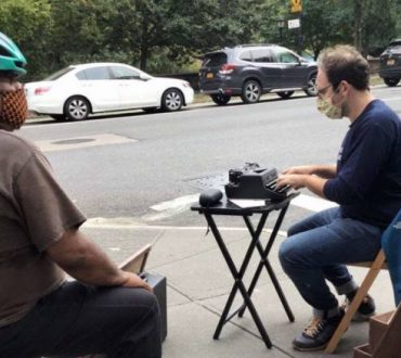 Νέα Υόρκη: Άνδρας με γραφομηχανή βοηθά αγνώστους στο δρόμο να στείλουν γράμμα στους αγαπημένους τους