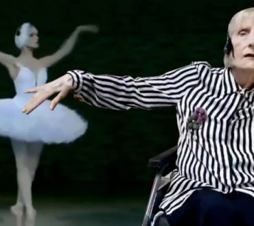 Το σώμα θυμάται: Πρώην μπαλαρίνα με Αλτσχάιμερ ακούει τη «Λίμνη των Κύκνων» και θυμάται τη χορογραφία της (Βίντεο)