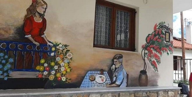Χαλκιδική: 7 γυναίκες ζωγραφίζουν τους τοίχους παλιών σπιτιών και προσθέτουν χρώμα στο γκρίζο της εποχής