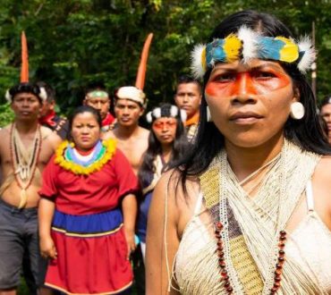 Nemonte Nenquimo: Η ιθαγενής που προστάτευσε 500.000 στρέμματα τροπικού δάσους βραβεύτηκε με το «Πράσινο Νόμπελ»