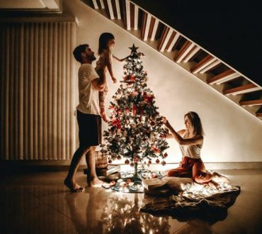 Πώς να γιορτάσουμε τα Χριστούγεννα μόνοι ή με την οικογένειά μας εν μέσω πανδημίας