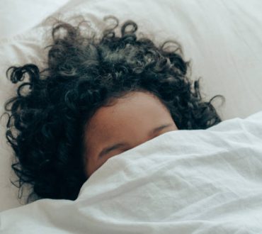 5 τρόποι να κοιμόμαστε βαθύτερα και να βλέπουμε πιο ευχάριστα όνειρα