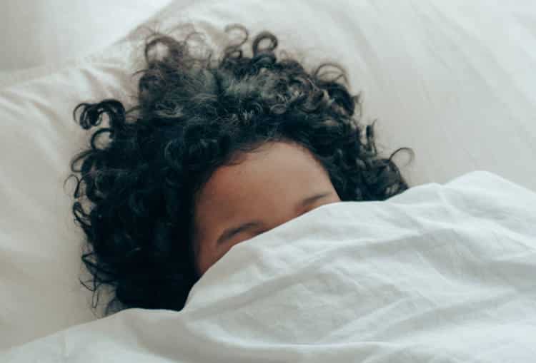 5 τρόποι να κοιμόμαστε βαθύτερα και να βλέπουμε πιο ευχάριστα όνειρα
